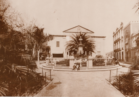 PLAZOLETA CAIRASCO Y GABINETE LITERARIO