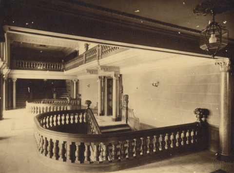 SALÓN DEL PRIMER PISO. ESCALERAS