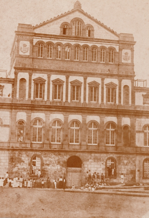 TRASERA DEL PÉREZ GALDÓS