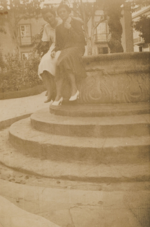 CHICAS EN LA FUENTE DE SANTO DOMINGO