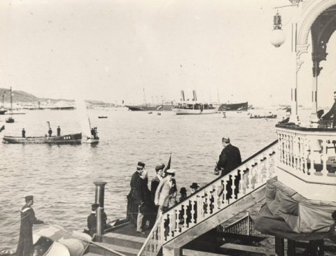 ALFONSO XIII DESEMBARCANDO EN SANTA CATALINA