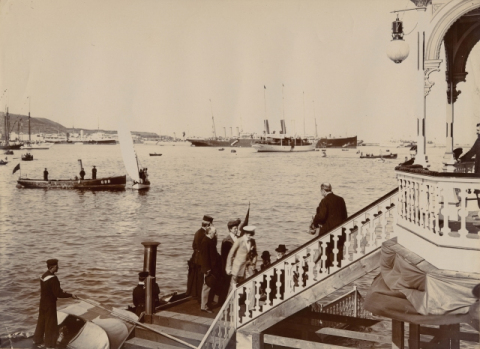 ALFONSO XIII Y LA INFANTA TERESA DESEMBARCANDO