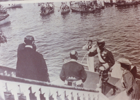 ALFONSO XIII Y LA INFANTA TERESA SUBIENDO A LA MARQUESINA