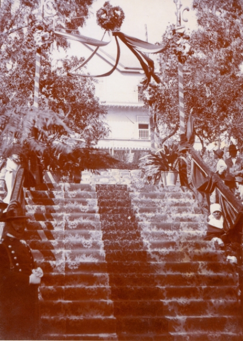 ESCALINATAS DEL HOTEL SANTA BRÍGIDA ENGALANADAS PARA EL REY ALFONSO XIII