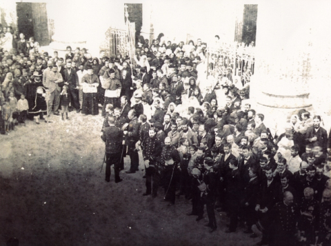 ESPERA DE LAS AUTORIDADES ECLESIÁSTICAS A LA LLEGADA DEL REY ALFONSO XIII A SANTA ANA