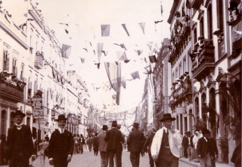 TRIANA ENGALANADA PARA EL REY ALFONSO XIII