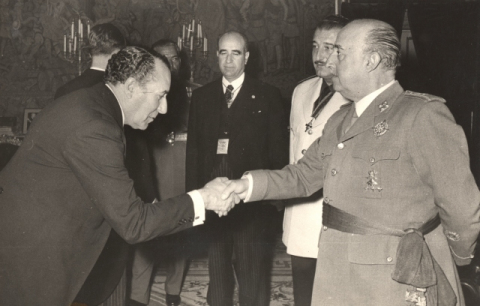 D. JUAN RAMÍREZ SUÁREZ (INTERVENTOR  DEL CABILDO DE GRAN CANARIA) SALUDANDO A FRANCO