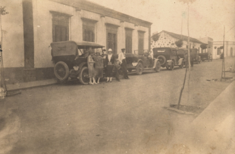 COCHES EN LA CALLE PRINCIPAL