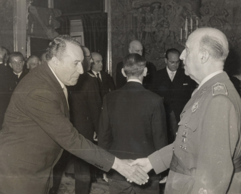 D. JUAN RAMÍREZ SUÁREZ (INTERVENTOR DEL CABILDO DE GRAN CANARIA) SALUNDANDO A FRANCO
