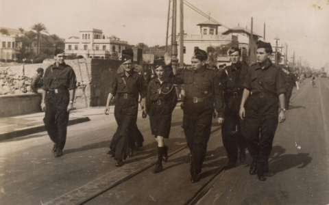DESFILE DE FALANGISTAS POR LA CALLE LEÓN Y CASTILLO