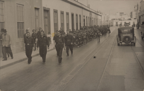 EL FRENTE DE JUVENTUDES POR  LA CALLE LEÓN Y CASTILLO
