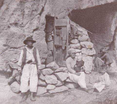 EN LAS PUERTAS DE LA CUEVA