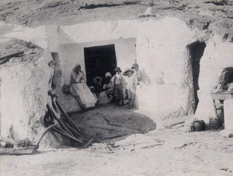 LA FAMILIA A LA ENTRADA DE CASA CUEVA