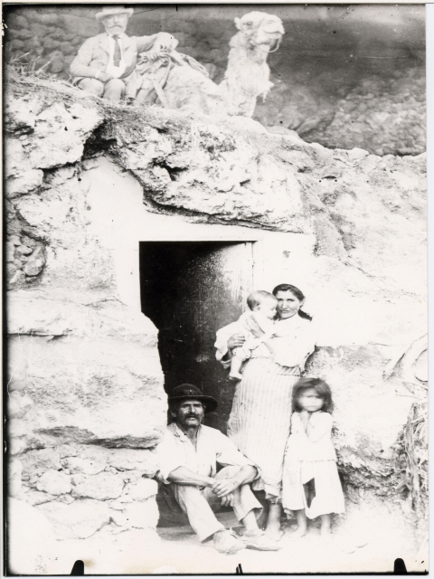 FAMILIA DE TRABAJADORES EN SU CASA CUEVA DE LA ATALAYA