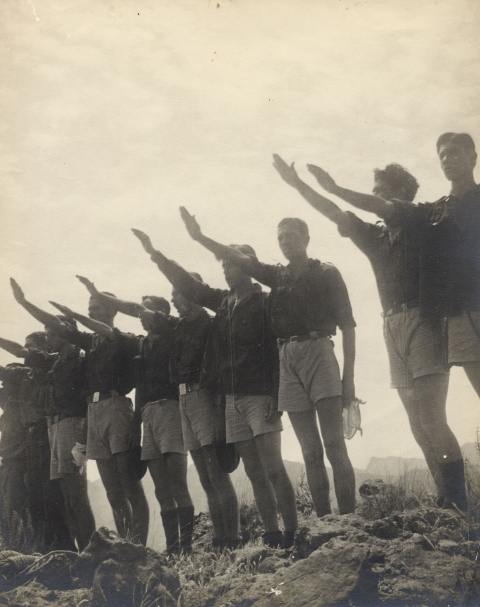 SALUDO FASCISTA DE LOS FALANGISTAS