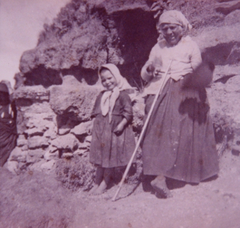 NIÑA Y ANCIANA, TALAYERAS. VESTIMENTA POPULAR