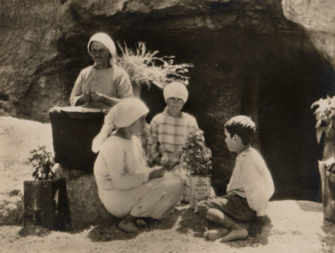 TIPOS CAMPESINOS JUNTO A UNA CUEVA