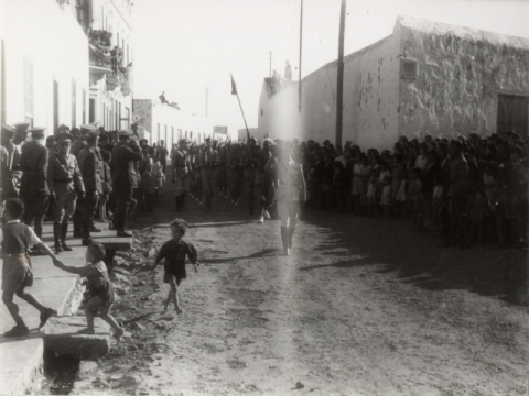 DESFILE DE LAS TROPAS POR EL PUEBLO