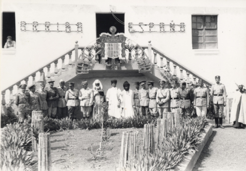 LOS MANDOS ANTE LA CASA DE VERDUGO