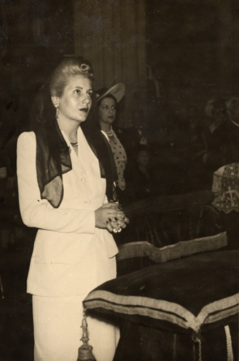 EVA DUARTE DE PERÓN ORANDO EN LA CATEDRAL DE SANTA ANA