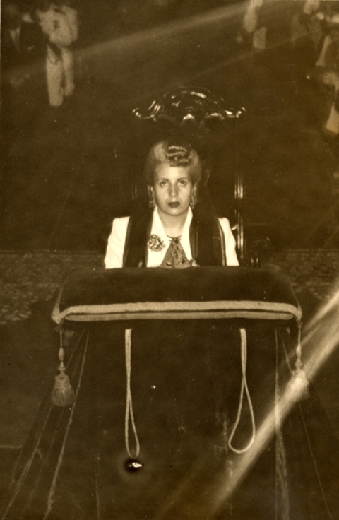EVA DUARTE DE PERÓN ORANDO EN LA CATEDRAL DE SANTA ANA