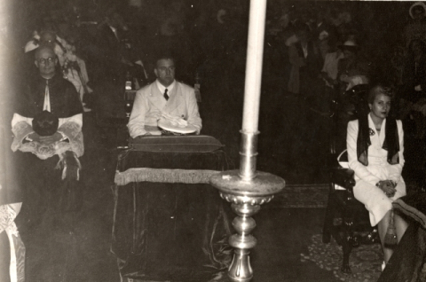 EVA DUARTE DE PERÓN OYENDO MISA EN LA CATEDRAL DE SANTA ANA