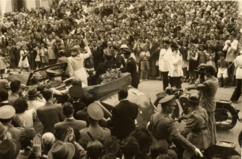 EVITA SALUDA A LA MULTITUD