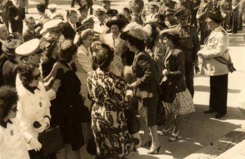 RECEPCIÓN EN AEROPUERTO A EVA DUARTE DE PERÓN