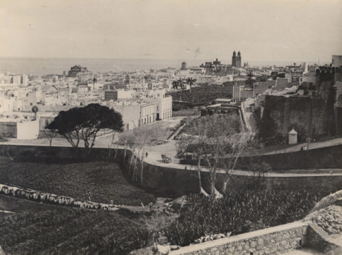 CASTILLO DE MATA Y PANORÁMICA HACIA LA CATEDRAL