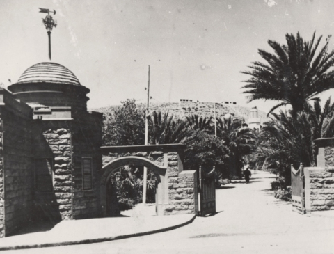 ENTRADA A LOS JARDINES DEL HOTEL SANTA CATALINA