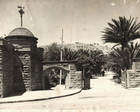 ENTRADA A LOS JARDÍNES DEL HOTEL SANTA CATALINA