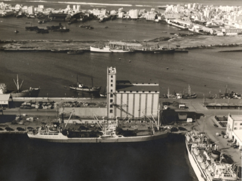 CARGA Y DESCARGA EN EL MUELLE GRANDE