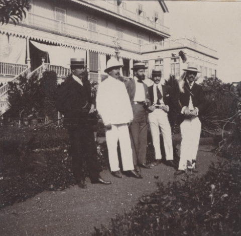 LOS CABALLEROS ANTE EL HOTEL