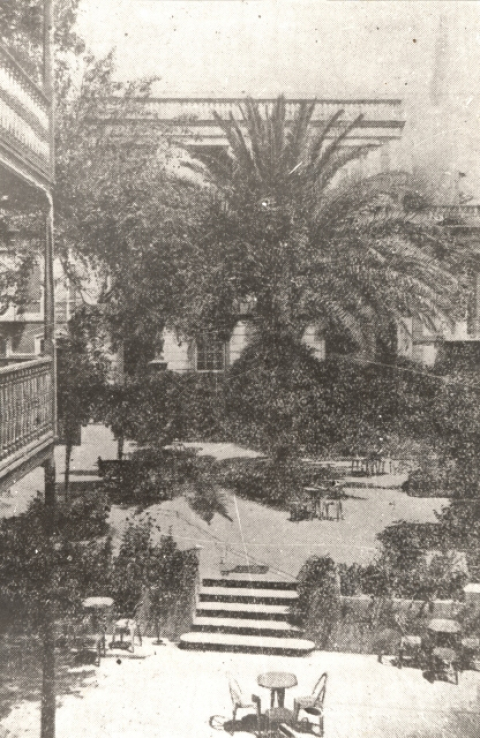 PATIO DEL HOTEL CONTINENTAL
