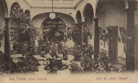 PATIO DEL HOTEL EUROPA. CASA FALCÓN. CALLE PEREGRINA ESQUINA REMEDIOS