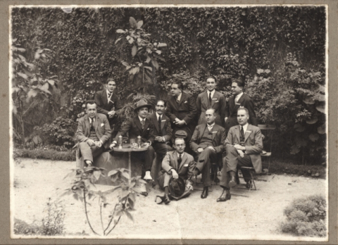 RETRATO DE  CABALLEROS EN EL JARDIN DEL HOTEL CONTINENTAL
