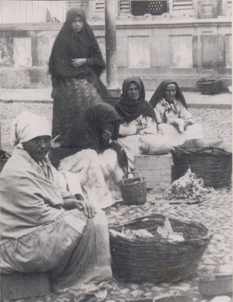 LA JOVEN Y LAS VIUDAS