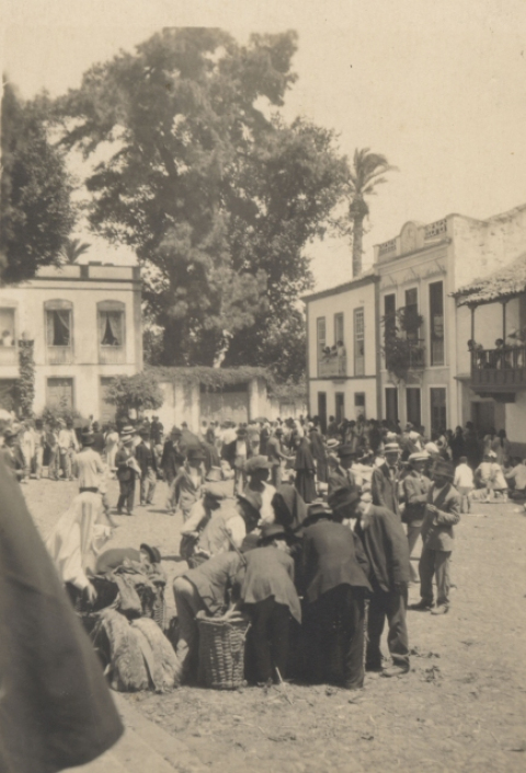 MERCADILLO JUNTO A LA IGLESIA