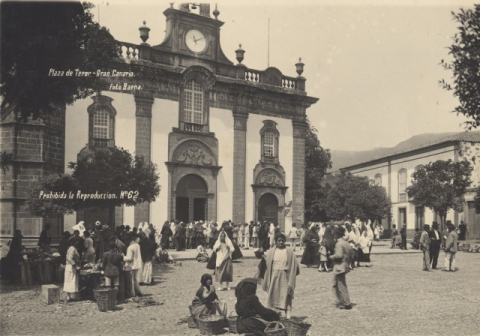 SALIDA DE MISA Y MERCADILLO