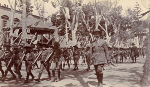 DESFILE DE LOS BOYS SCOUTS EN LA ALAMEDA DE COLÓN