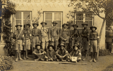 GRUPO DE BOYS SCOUTS Y SU JEFATURA