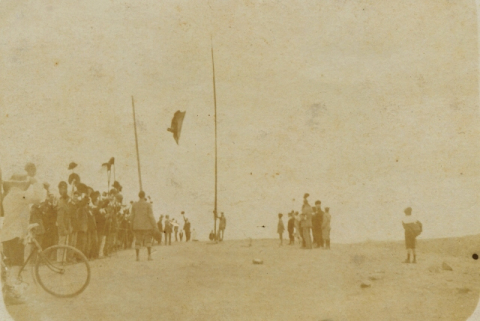 IZANDO LA BANDERA EN LOS ARENALES