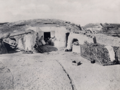 AL SOCO DE LA CASA. CUEVAS REUTILIZADAS