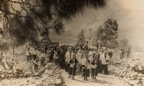 PROCESIÓN EN LA INAUGURACIÓN DEL CEMENTERIO