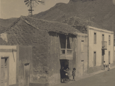A LA SOMBRA DEL BALCÓN
