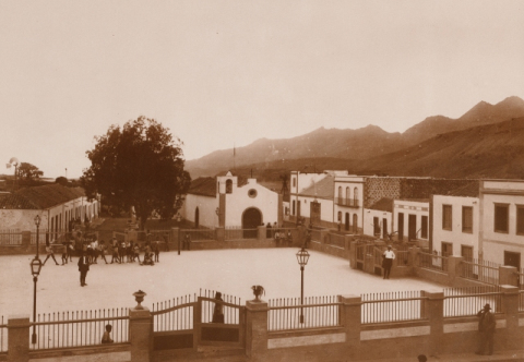 JUGANDO EN LA PLAZA