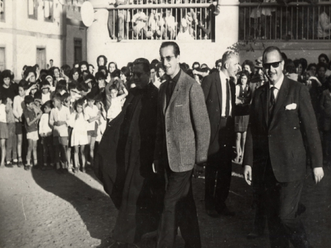 PASEO POR LA PLAZA ENTRE LOS VECINOS