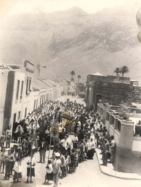 PROCESIÓN POR LA  PLAZA