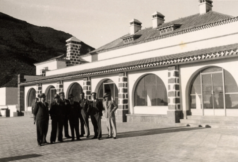 AUTORIDADES EN EL EXTERIOR DEL ALBERGUE DURANTE SU INAUGURACIÓN