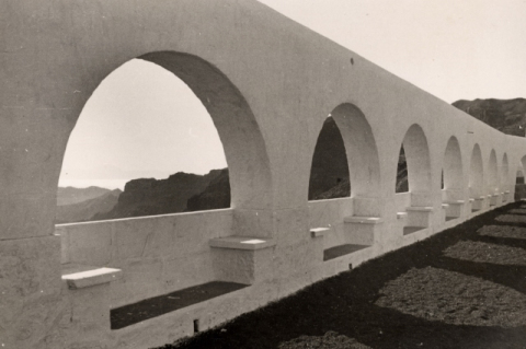 DETALLE DEL PATIO Y MIRADOR DEL ALBERGUE DE LA CRUZ DE TEJEDA